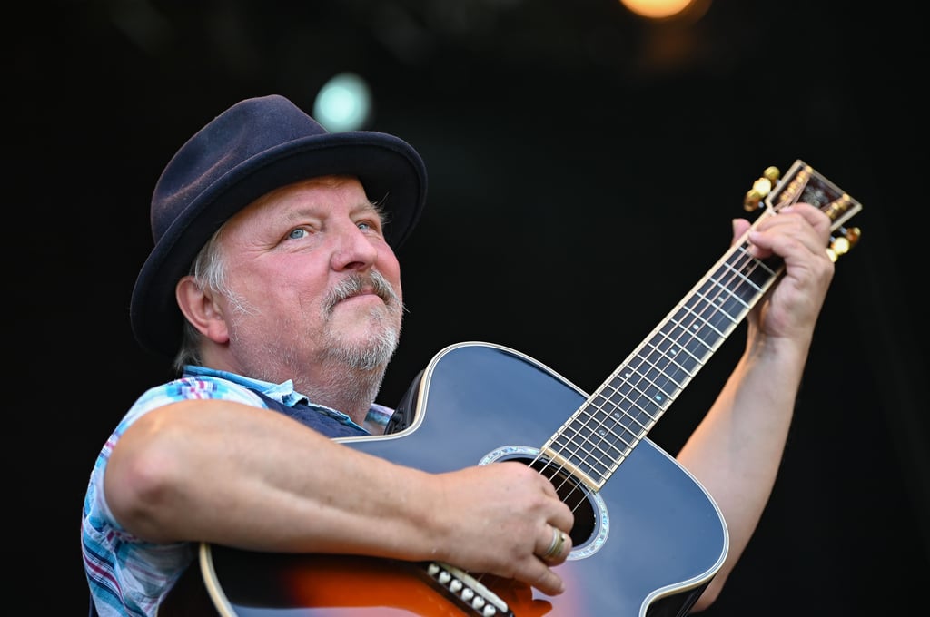 Mit acht Jahren hat Axel Prahl seine erste Gitarre bekommen. Der hauptberufliche Schauspieler und leidenschaftliche Musiker ist am Freitag in Magdeburg zu erleben.