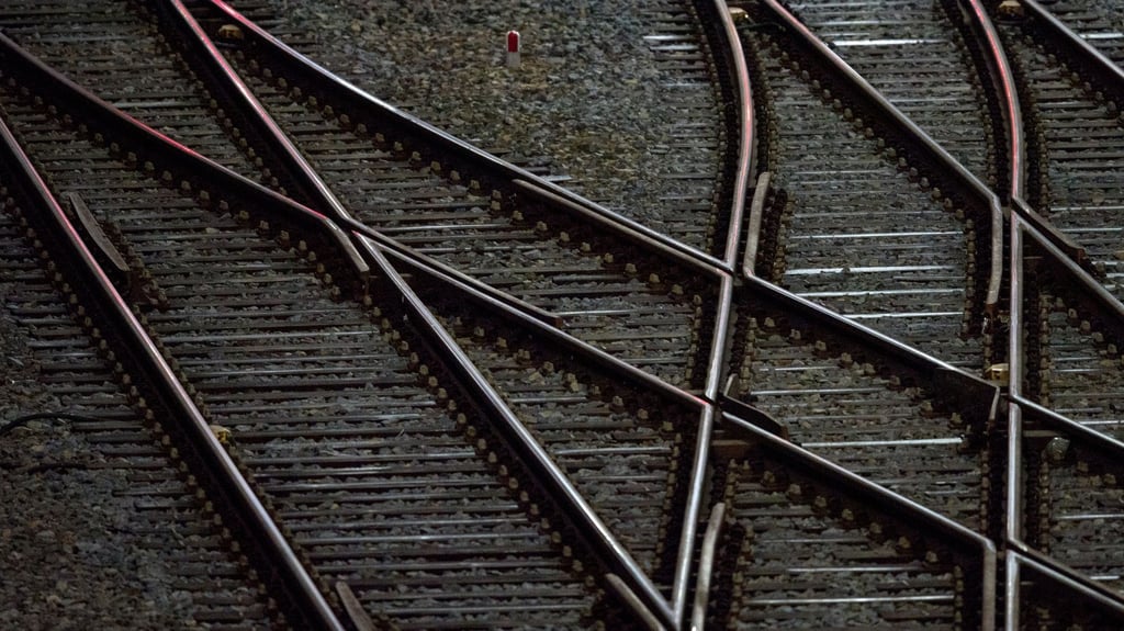 Aufgrund eines Polizeieinsatzes auf Bahngleisen musste in Magdeburg eine Bahnstrecke gesperrt werden.