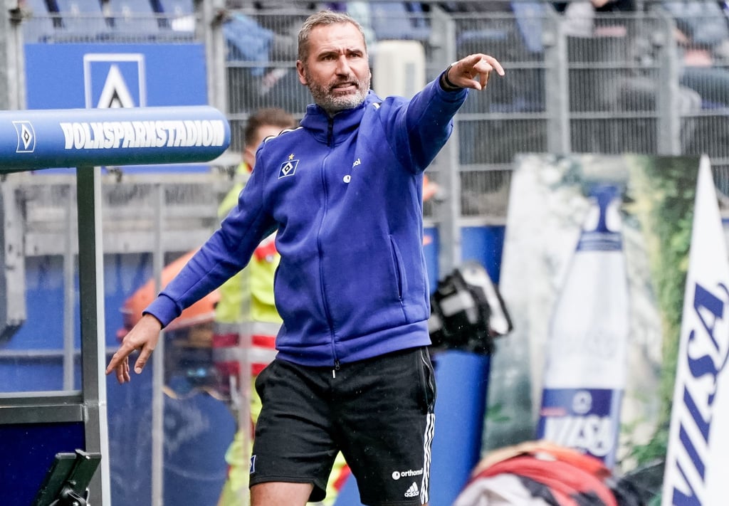 Hamburgs Trainer Tim Walter coacht sein Team.