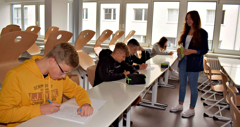 Lilli Bluhm gehört zu den 16 Referenten, die an der Europaschule Gymnasium Gommern gerade eine Sommerbeschulung anbieten. Die künftige Studentin hatte im Sommer ihr Abitur an der EGG abgelegt und eignet sich aufgrund ihrer sehr guten Englischkenntnisse für den Extra-Unterricht, in dem die Schüler Defizite abbauen können.
