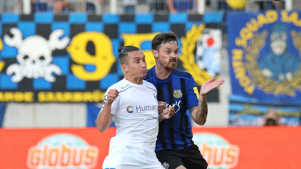 Saarbrückens Dennis Erdmann (r.), hier im Zweikampf mit Magdeburgs Baris Atik, steht im Zentrum der Rassismus-Vorwürfe.