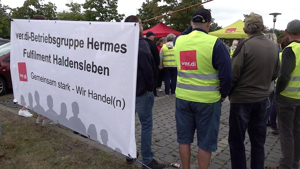 Seit heute früh um 5 Uhr wird in Haldensleben bei Hermes gestreikt. Die Beschäftigten fordern höhere Löhne.