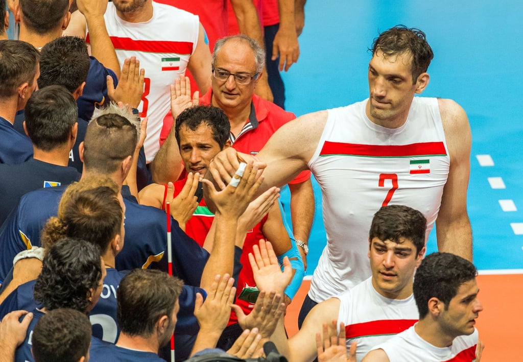 Deutschlands Sitzvolleyballer spielen gegen den iranischen 2,46-Meter-Mann Morteza Mehrzadselakjani.