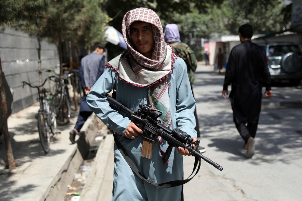 Ein Taliban-Kämpfer an einem Kontrollpunkt in Kabul. Die Islamisten versichern, dass Afghanen auch nach dem für den 31. August geplanten US-Truppenabzug das Land verlassen dürfen.