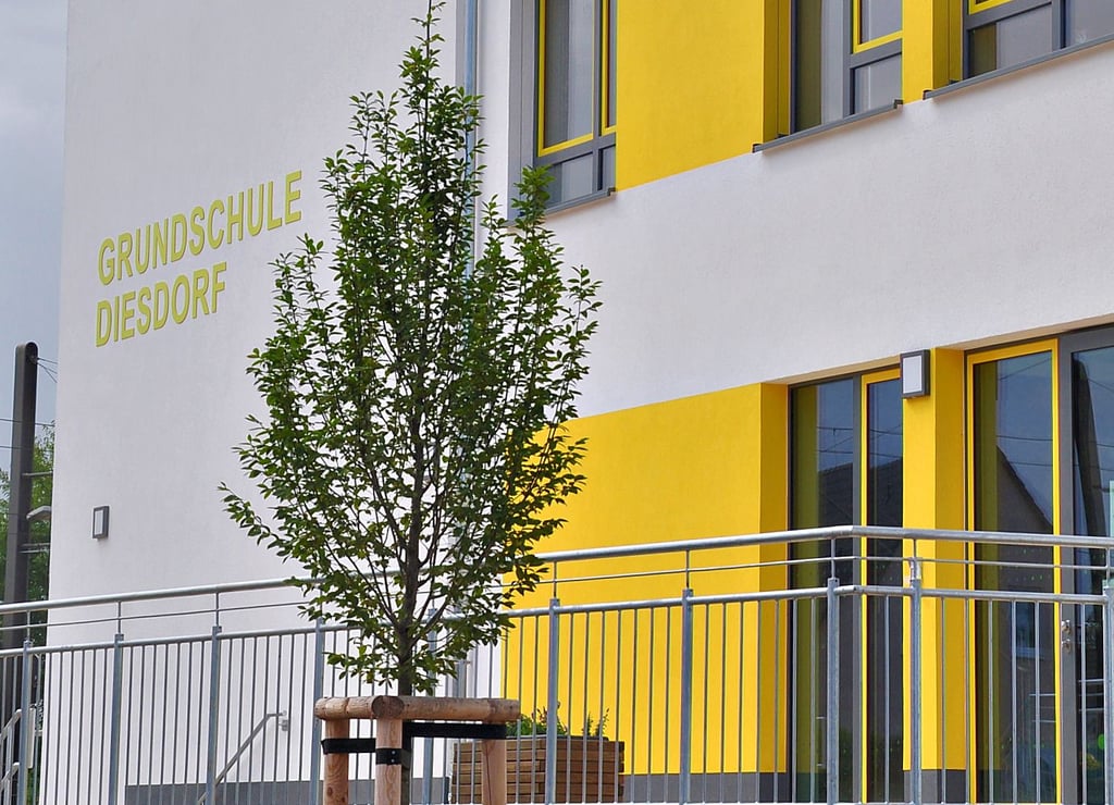 Kräftige Gelbtöne ziehen sich über die Fassade der Grundschule Diesdorf im Großen Gang. Im vergangenen Schuljahr war der erweiterte und sanierte Bau wieder in Betrieb gegangen.