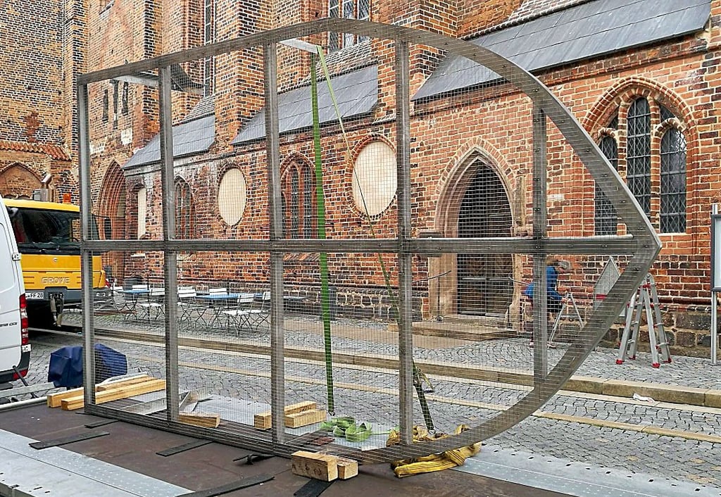 Die Taubenschutzgitter aus mattem Edelstahl wurden von der Stendaler Firma JS Lasertechnik passend für die Fenster der Marienkirche angefertigt.