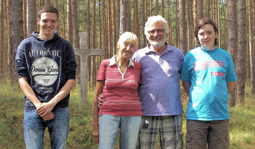 Das Forstmeisterdenkmal in der Annaburger Heide wurde von Familie Rohrwacher aufgesucht.