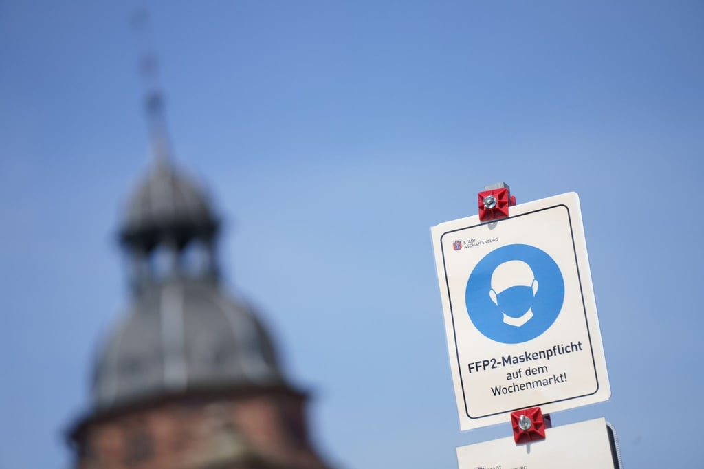 Maskenpflicht auf einem Wochenmarkt in Aschaffenburg.