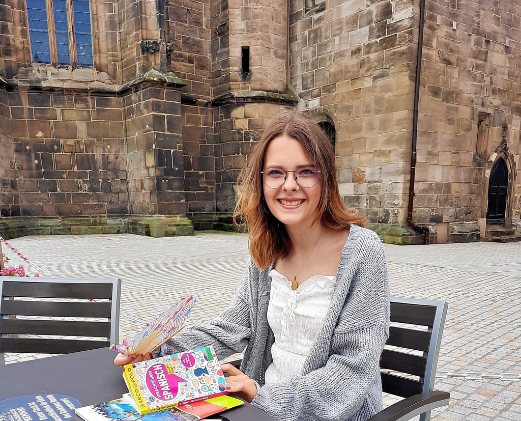 Mit dem Reise- und Sprachführer sowie einem Fächer als Geschenk einer Freundin im Gepäck freut sich Jessica Jahn auf ihr Freiwilliges Soziales Jahr in Madrid.