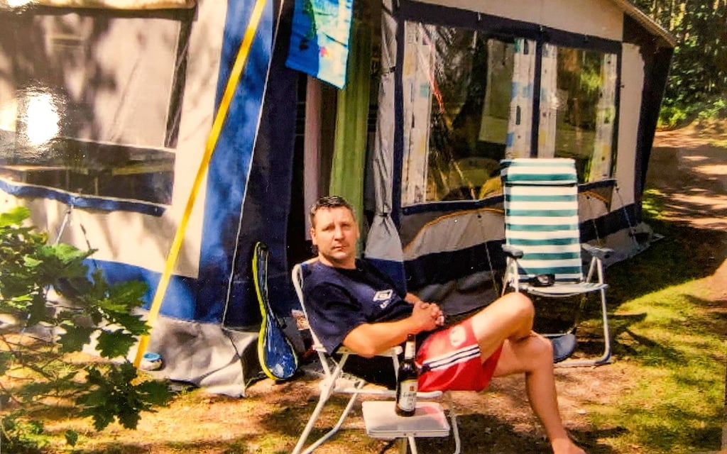 René Bergmann im Jahr 2006 vor dem alten Vorzelt des Campers.