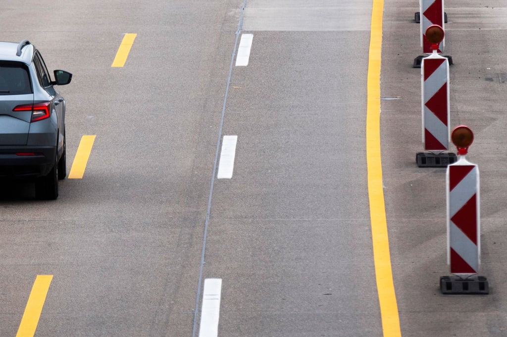 Aufpassen: In Baustellenbereichen ist der linke Fahrstreifen oft nur für Fahrzeuge mit bestimmter Maximalbreite zugelassen.