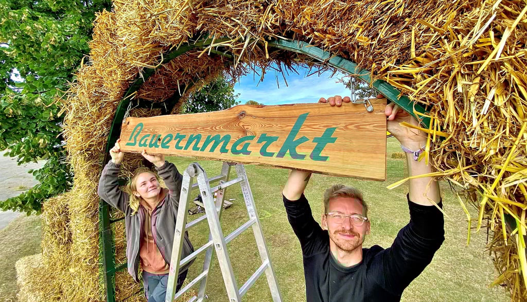 Tanja Olbricht und Tim Sawras helfen beim Aufbau des Bauernmarktes für das Erntedankfest in Strenzfeld.