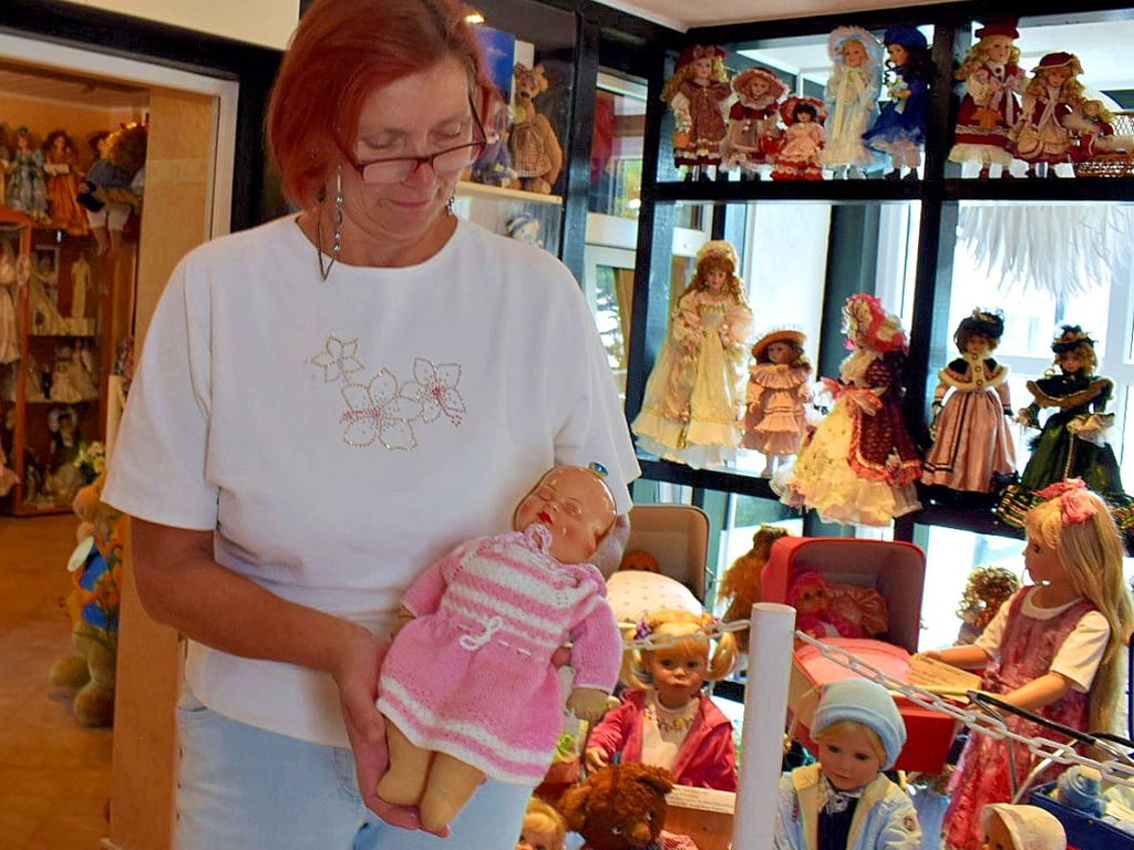 Simone Schuldts Puppenmuseum in Nienhagen ist das einzige seiner Art in Sachsen-Anhalt. Besonders stolz ist die Inhaberin auf diese Rarität in ihrem Arm: eine Drei-Gesichter-Puppe.