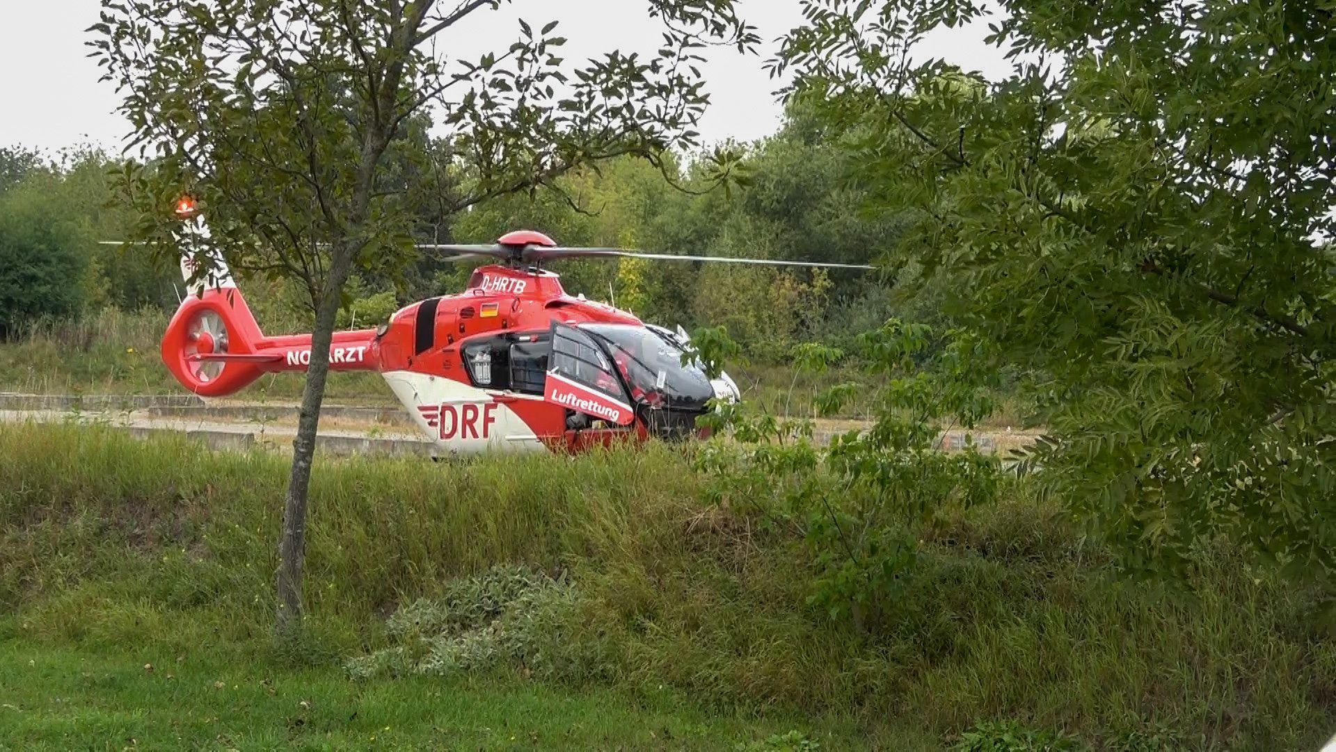 Ein Rettungshubschrauber am Neustädter See in Magdeburg.