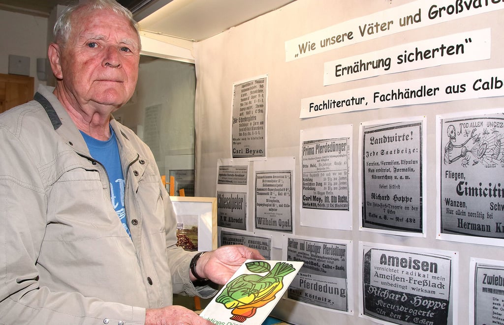 Reinhard Hädecke vor einem Teil seiner Ausstellung zur Entwicklung der Landwirtschaft. Der Argraingenieur arbeitete Jahrzehnte im Bereich des Pflanzenschutzes und kennt sich daher in diesem Gebiet sehr gut aus.