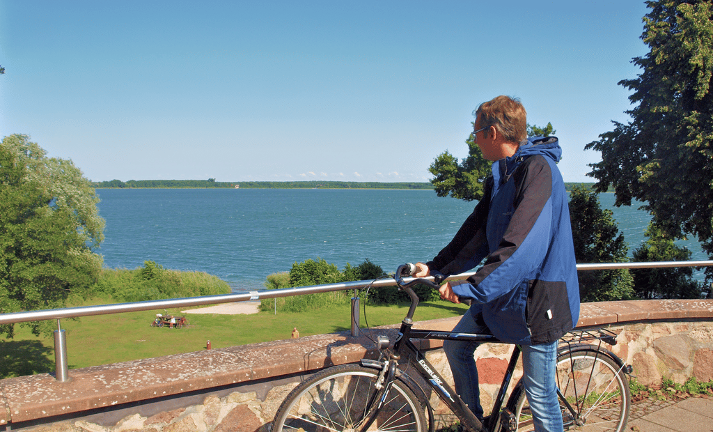 Faszinierend: Der Arendsee ist immer ? auch bei Wind ? einen Blick werden. Dieser Punkt, der von der Amtsfreiheit aus auf mehreren Wegen zu erreichen ist, trägt nicht ohne Grund den Beinamen ?Schöne Aussicht?. Besser bekannt ist der Bereich bei Einheimischen aber als Kaskade.