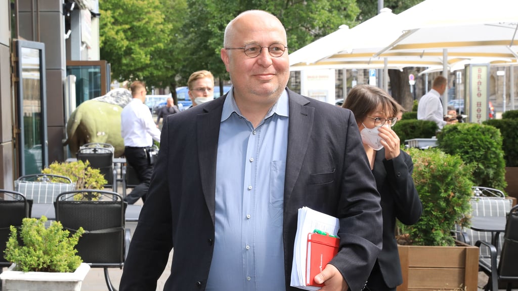 Andreas Schmidt, Vorsitzender der SPD Sachsen-Anhalt, geht in den Eingang eines Bürogebäudes.