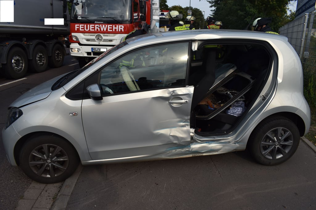 Die Feuerwehr schnitt das Auto auf, um die verletzte Fahrerin zu befreien. Foto: Polizei Magdeburg