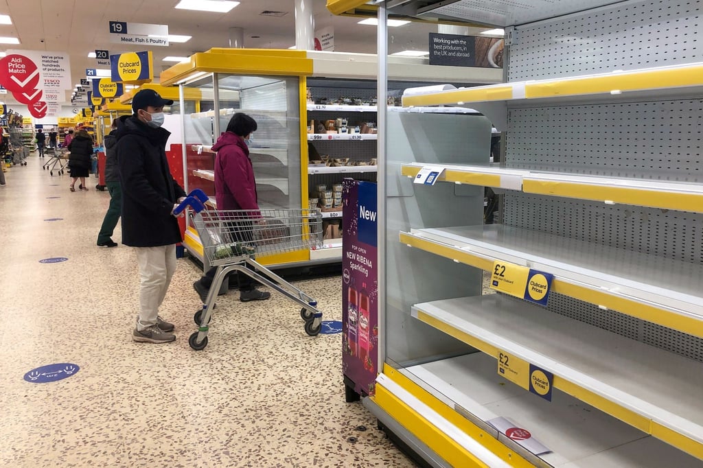 Leere Regale in einem Tesco-Supermarkt (Archivbild).