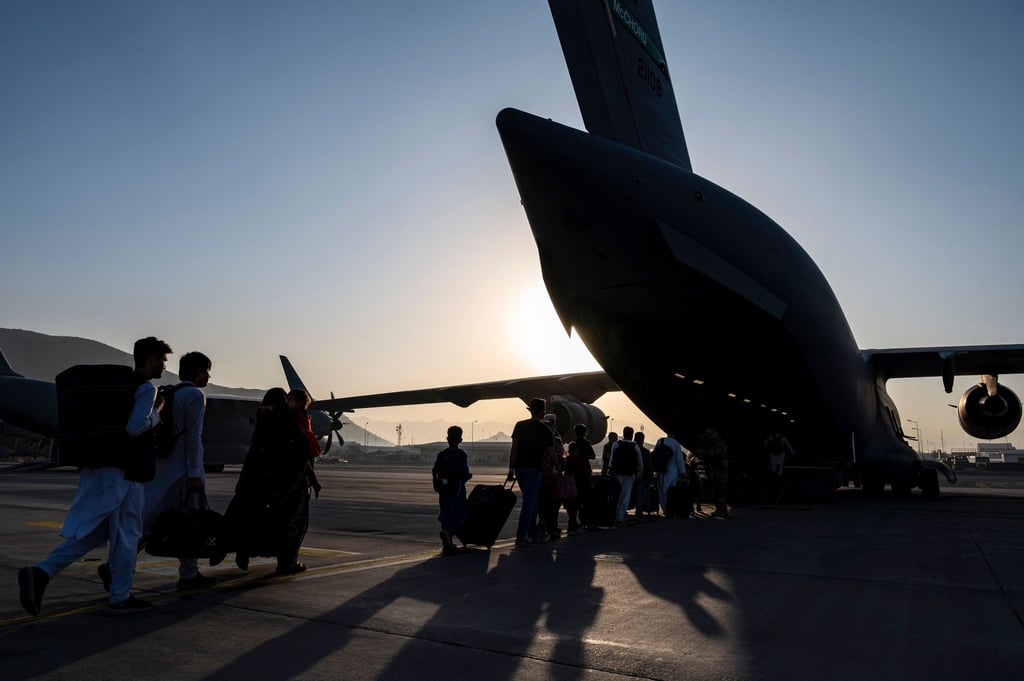 Afghanische Geflüchtete steigen am Flughafen Kabul in ein Flugzeug.