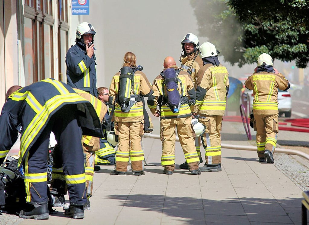 Etliche Feuerwehrleute der Schönebecker Wehren waren im Einsatz. Ein Haus stand in Flammen.