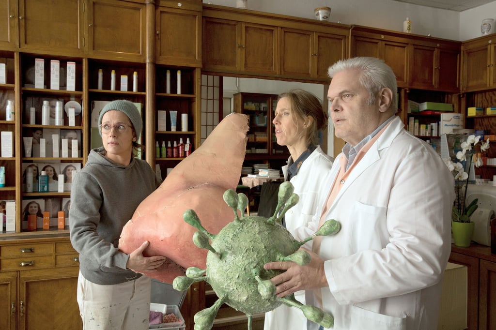 Schaufensterdekorateurin Tanja (Claudia Michelsen, l) in einer Szene der Komödie „Immer der Nase nach“.