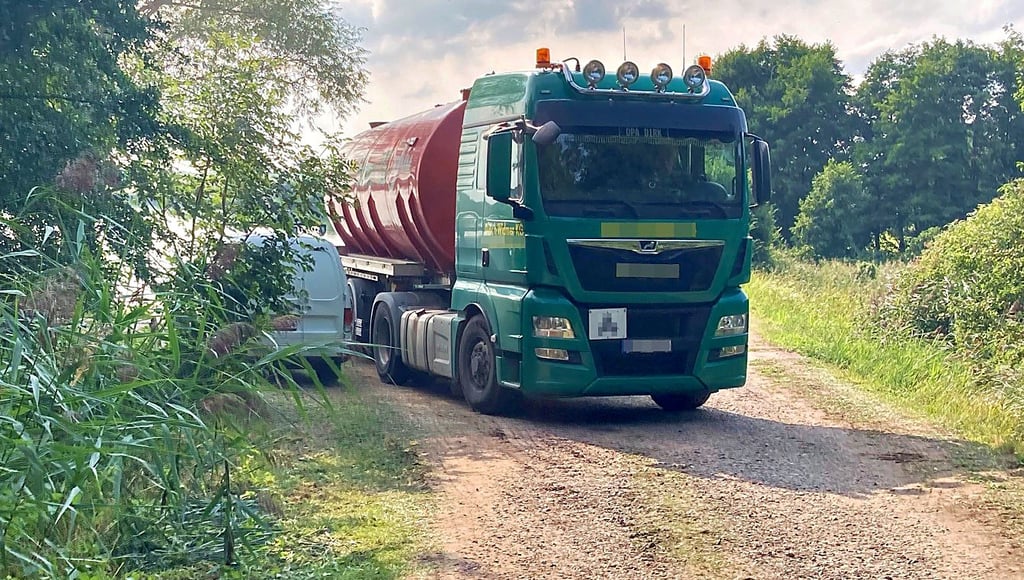 Mit Tankfahrzeugen wird das Wasser vom Rohrberger See zur Biogasanlage gefahren.