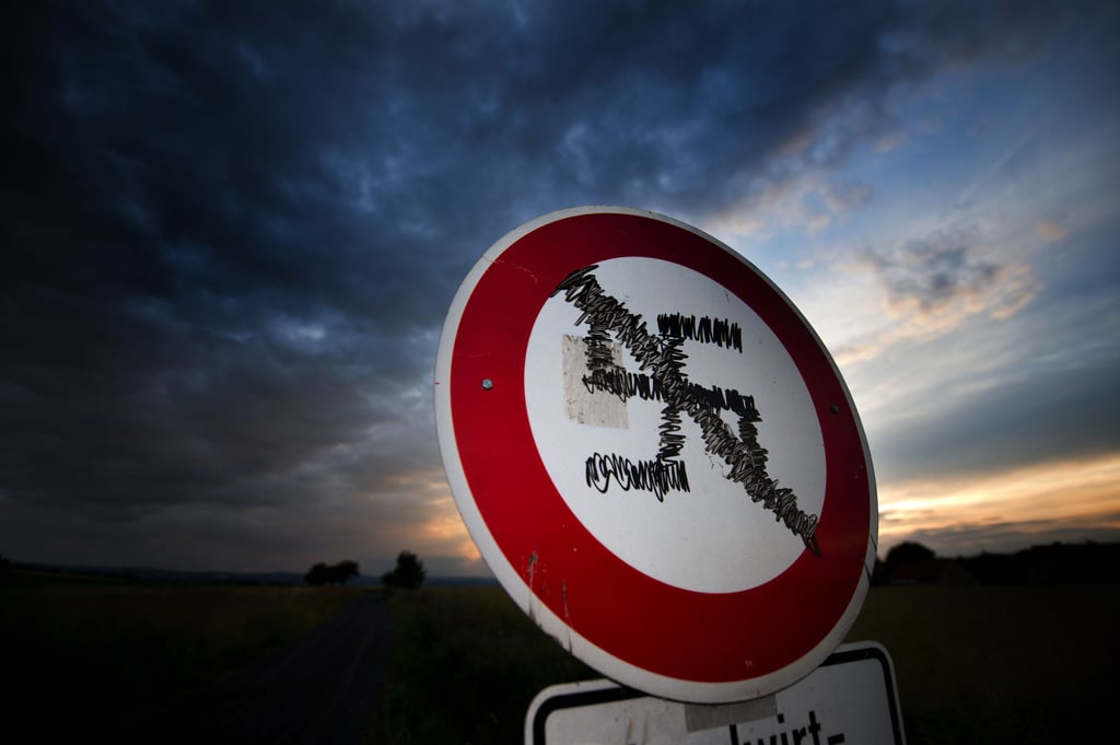 Auf einem "Durchfahrt verboten"-Schild ist am ein durchgestrichenes Hakenkreuz zu erkennen.