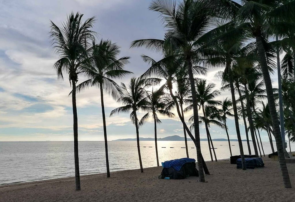 Die Strände von Pattaya dürften vorerst leer bleiben. Hohe Corona-Zahlen lassen den Tourismus-Neustart wieder in die Ferne rücken.