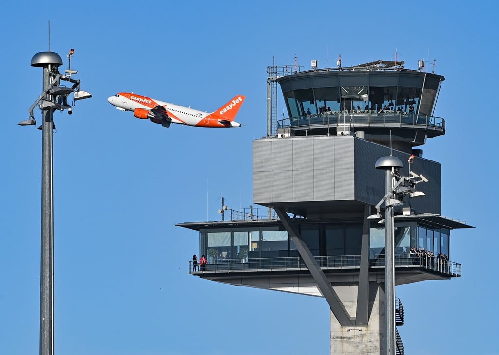 Ein Passagierflugzeug startet von der Nordbahn des Flughafens Berlin Brandenburg „Willy Brandt“.