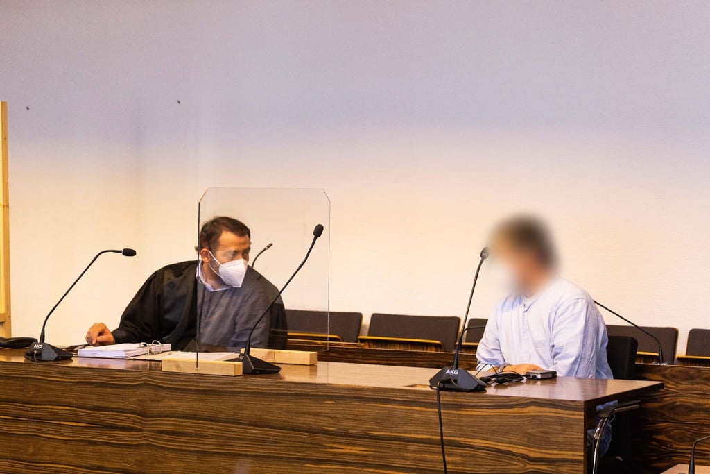 Der Verurteilte (r) und sein Anwalt im Freiburger Lansgericht.