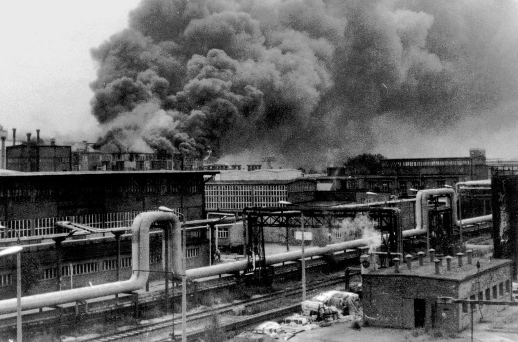 Weithin sichtbar war die Rauchwolke über dem Betriebsgelände des VEB Orbitaplast in Weißandt-Gölzau am 29. August 1986.