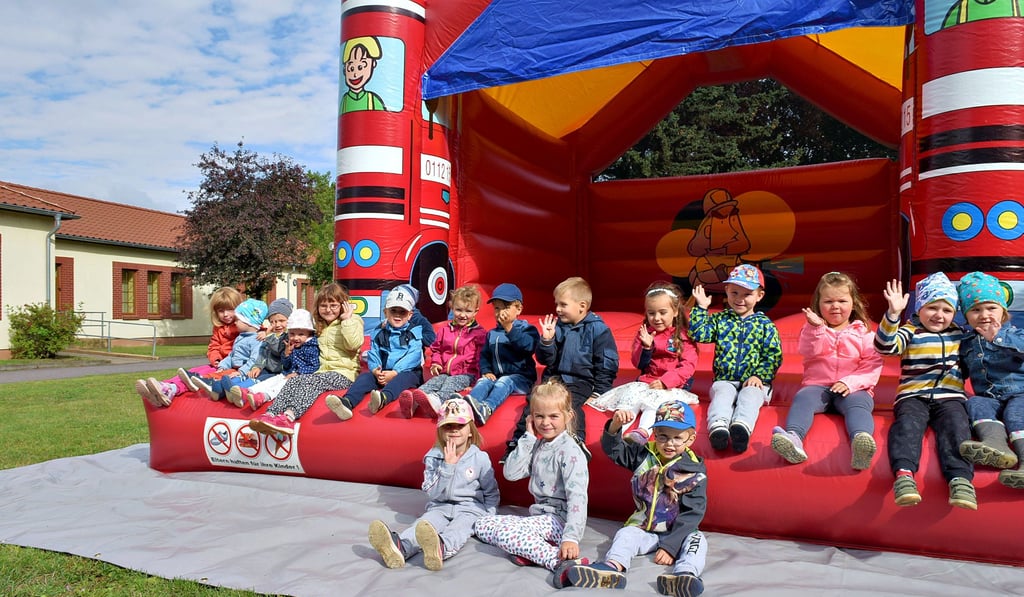 Kinder aus der Kita Weißandt-Gölzau prüften die Hüpfburg erstmal gründlich und machten den Praxistest.