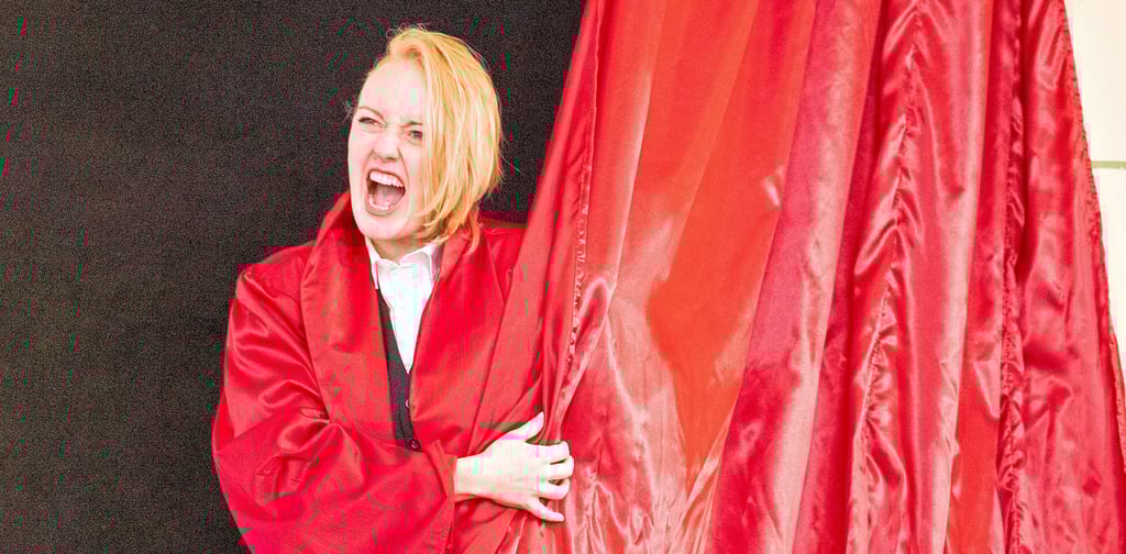 Gruselatmosphäre herrscht im Ratskellersaal, sobald sich der Vorhang für die Naumburger Theaterinszenierung ?Dracula? hebt. Der blutsaugende Graf wird von Pia Koch gespielt, nicht weil es an einem Schauspieler mangelt, sondern Regisseur Martin Pfaff die Rollen gern ?gegen den Strich? besetzt, wie er sagt.