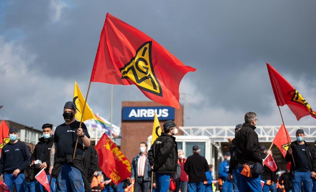 Beschäftigte des Airbus-Werkes in Finkenwerder demonstrierten im Mai vor den Toren des Werksgeländes in Hamburg.
