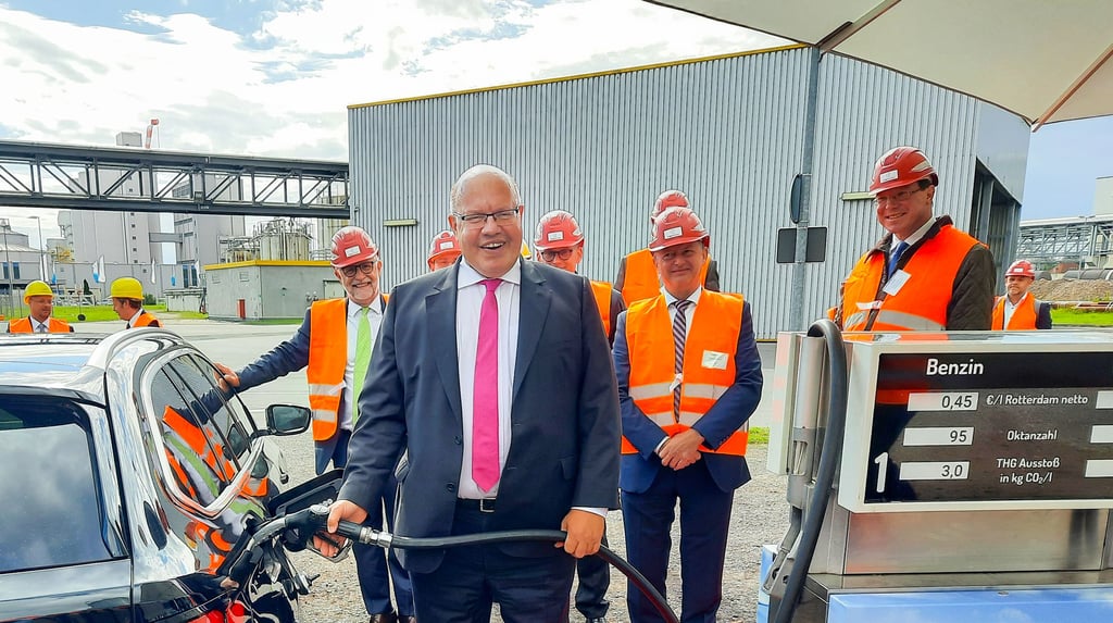 Das Ethanol von Crop Energies könnte auch bei E20-Anwendung finden. Peter Altmaier erprobte schon einmal einen Tankvorgang.