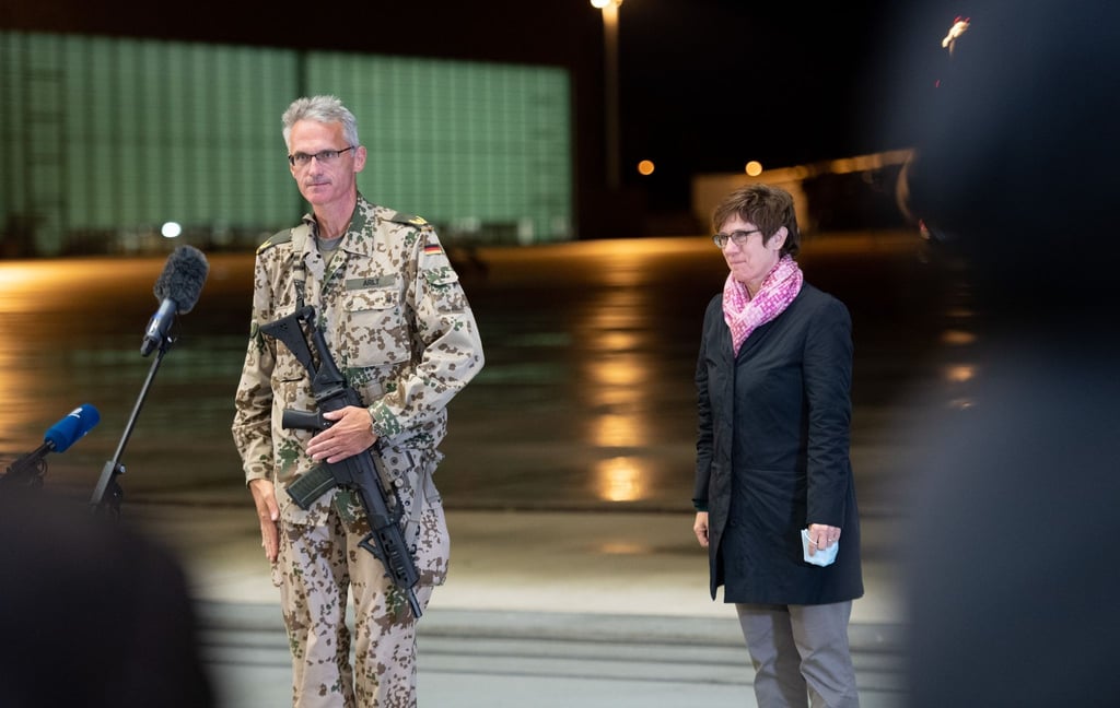 Jens Arlt, Brigadegeneral der Bundeswehr, gibt auf dem niedersächsischen Stützpunkt Wunstorf ein Statement ab.