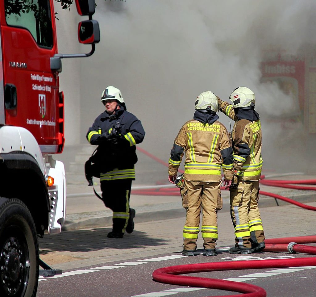 Bei dem Feuer in der Salzler Straße kamen alle Wehren aus Schönebeck zum Einsatz.