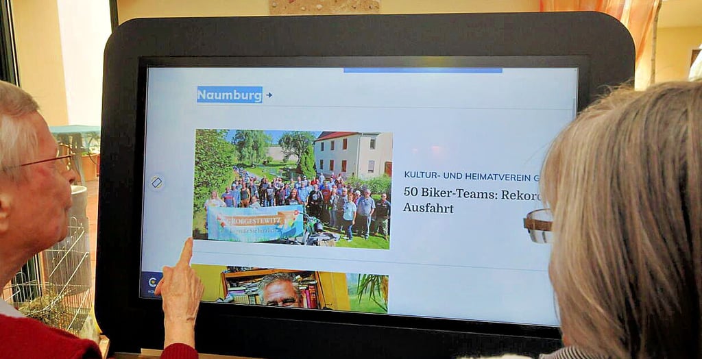 Dank des ?Care Table? kann im August-Reinstein-Haus auch der augenfreundlichen Lektüre der Lokalzeitung Naumburger Tageblatt/MZ gefrönt werden.