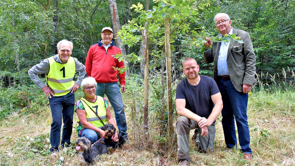 Vor zehn Jahren hat Gustav-Adolf Schur (l.) eine Ivenacker Eiche im Altenhäuser Forst gepflanzt. Nun schaut der Radweltmeister mit Akteuren von damals, Angela Kummert und Hubertus Graf von Schulenburg (r.) sowie Hans-Joachim Schöpke (3.v.l.) und Forstunternehmer Thomas Heinrich, wie der Baum gewachsen ist.