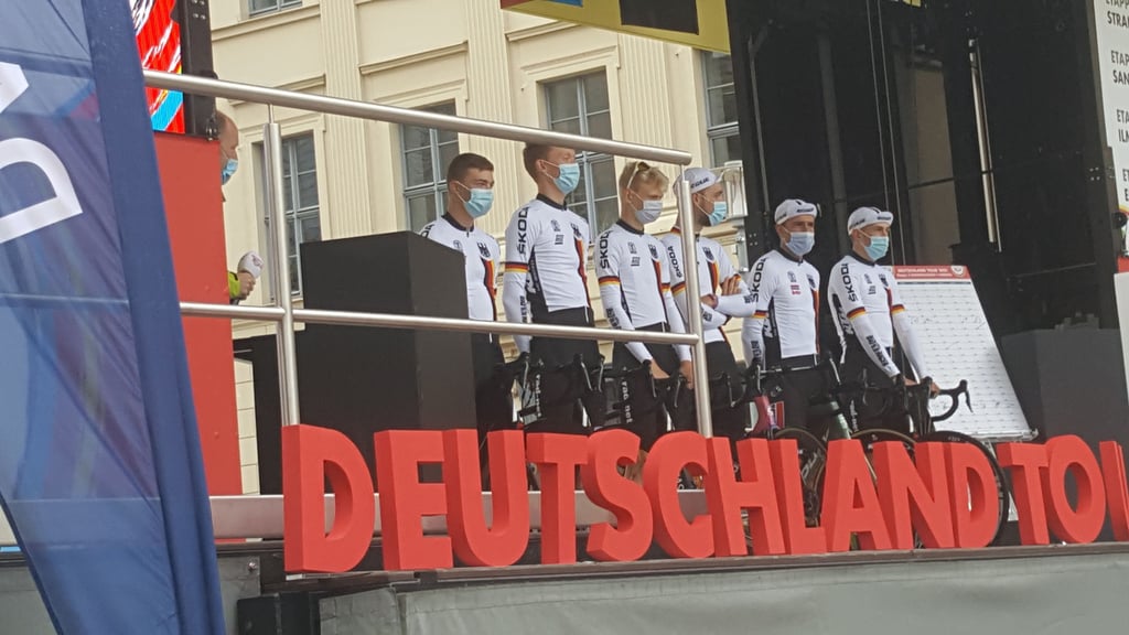 Die Fahrer finden sich auf dem Marktplatz in Sangerhausen ein
