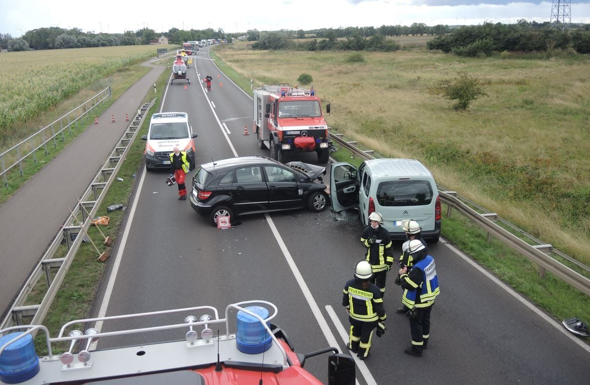 Drei Schwerverletzte Bei Unfall Auf Der B189 Nahe Stendal: Zwei ...