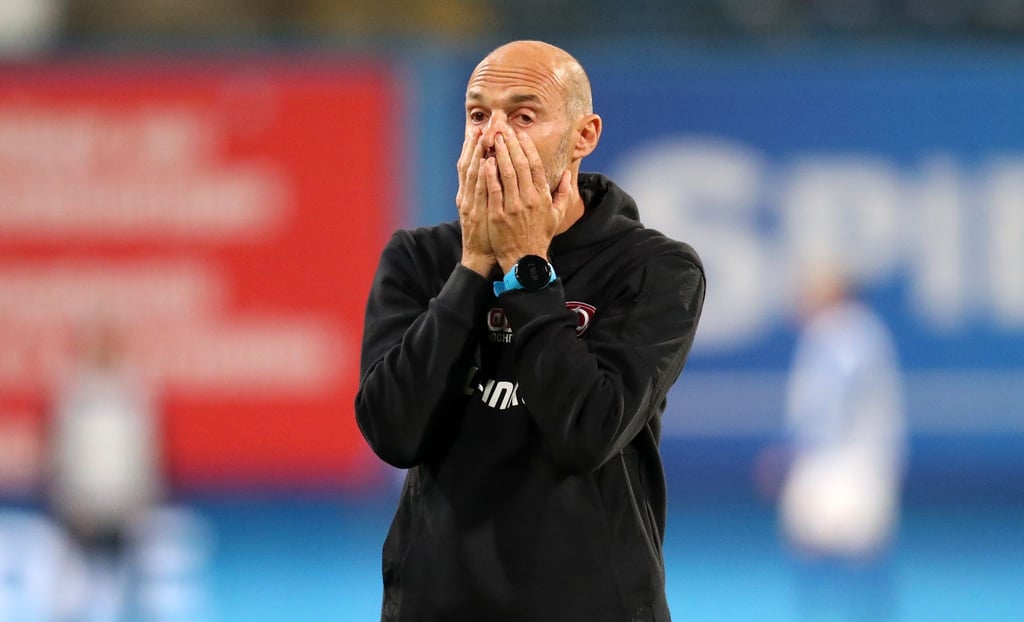 Dresdner Trainer Alexander Schmidt hadert am Spielfeldrand.