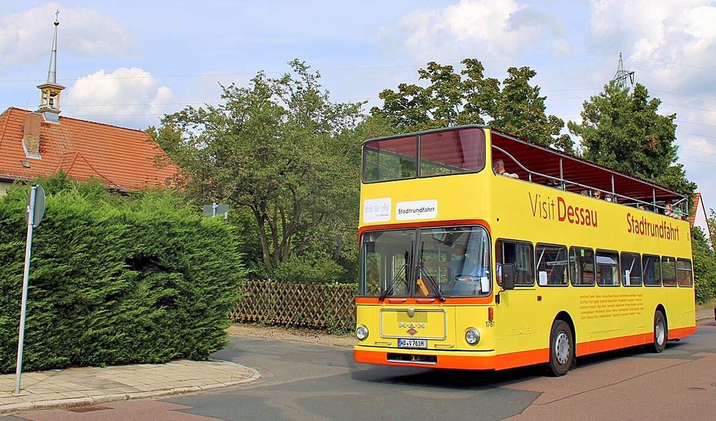 Die Stadtmarketinggesellschaft verhalf dem Doppeldecker der Nahverkehrsfreunde zu einer neuen Beschriftung.