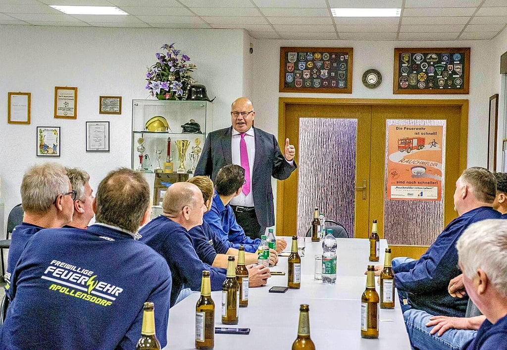Bundesminister Peter Altmaier hat am Mittwochabend bis in die Nacht mit den Kameraden der Apollensdorfer Feuerwehr diskutiert.