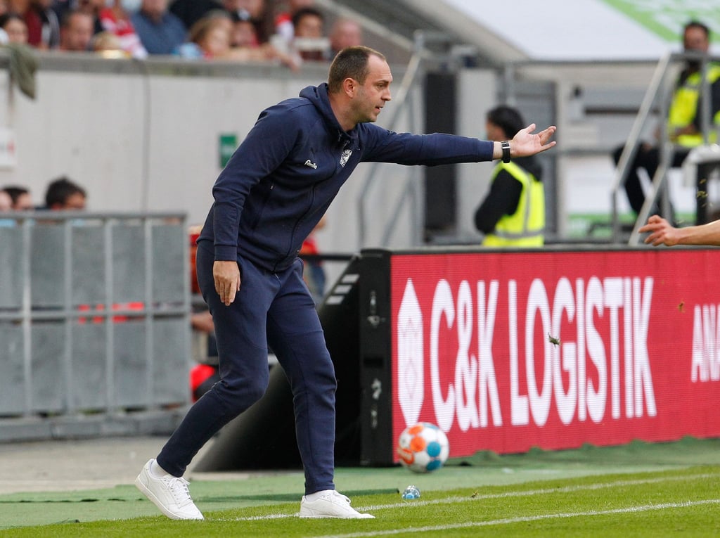 Kiels Trainer Ole Werner gestikuliert.