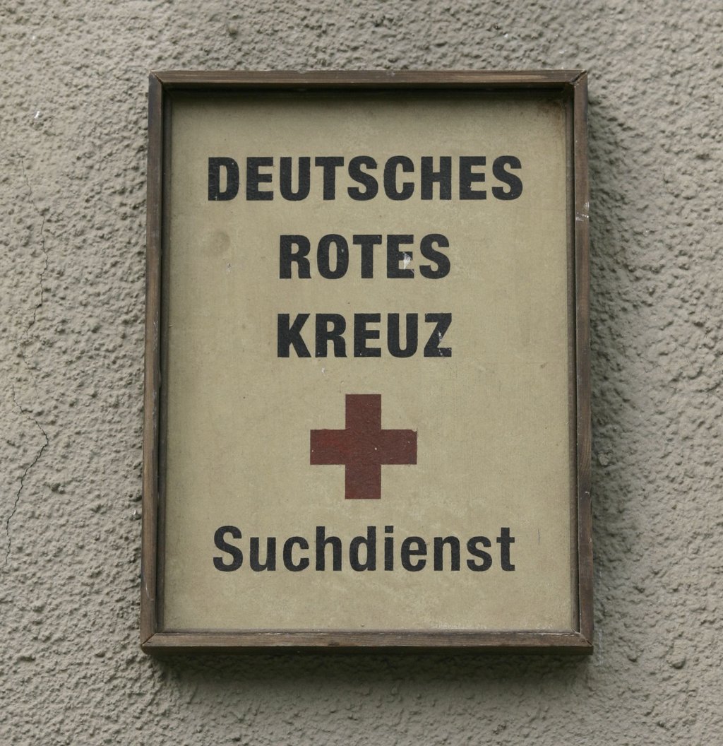 Ein Schild mit der Aufschrift „Deutsches Rotes Kreuz Suchdienst“.
