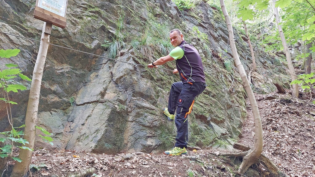 Outdoor-Experte Lars Spanger aus Thale überprüft die Drahtseile des Klettersteigs am Steinbach.