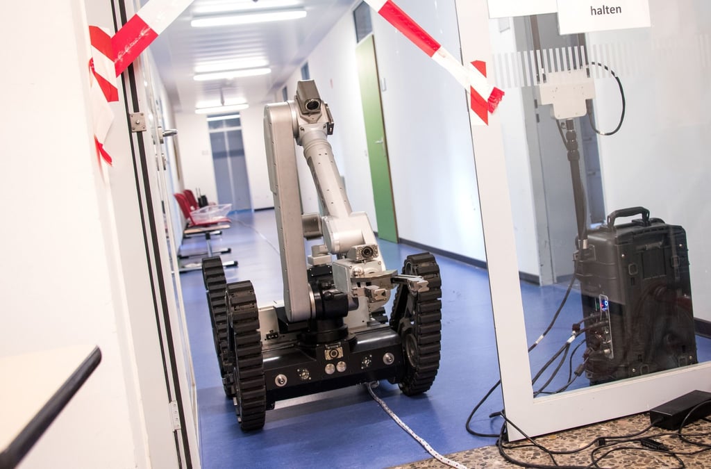 Ein Roboter fährt im Amtsgericht Pinneberg über einen gesperrten Flur.
