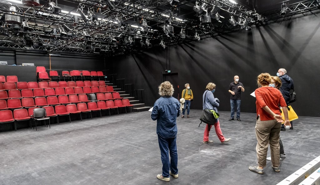 Erste Besucher gehen durch den kleinen Theatersaal des Jungen Schauspielhauses.